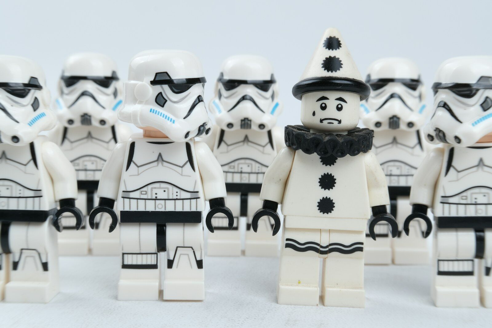 Photo by Mulyadi white and black robot toy